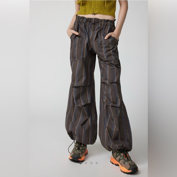 **New** with tag Urban Outfitters 90s cargos! - Picture 3 of 4